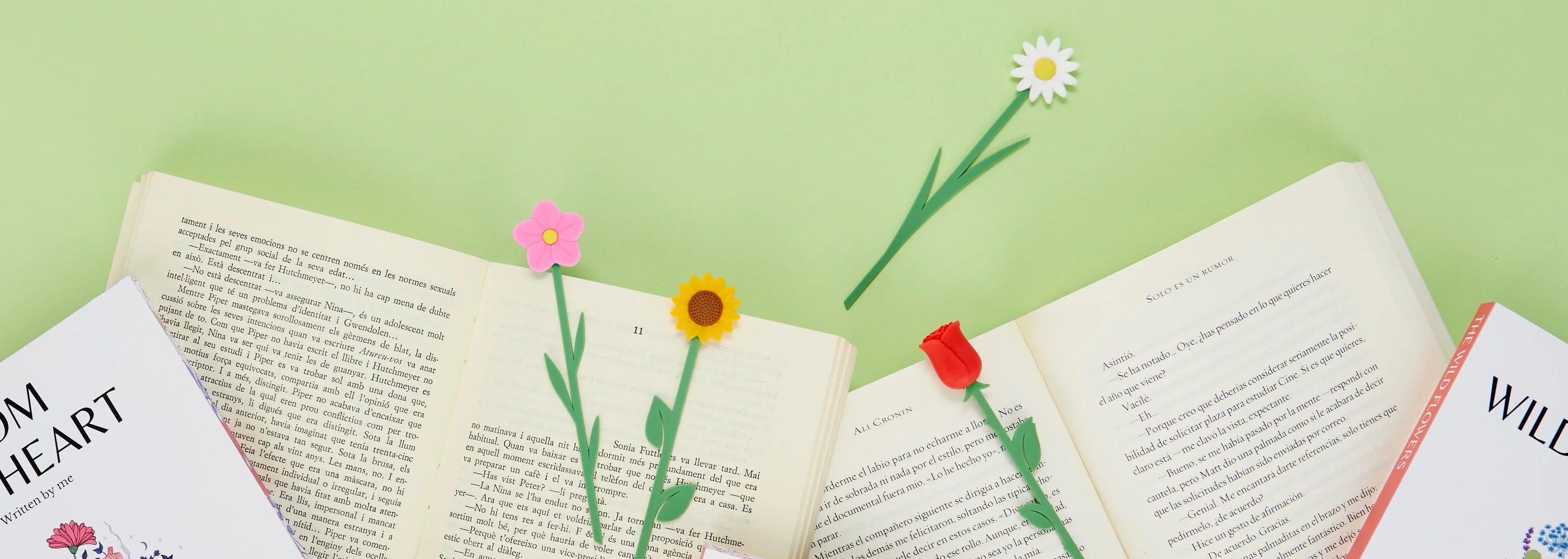 Libri aperti con segnalibri a forma di fiore
