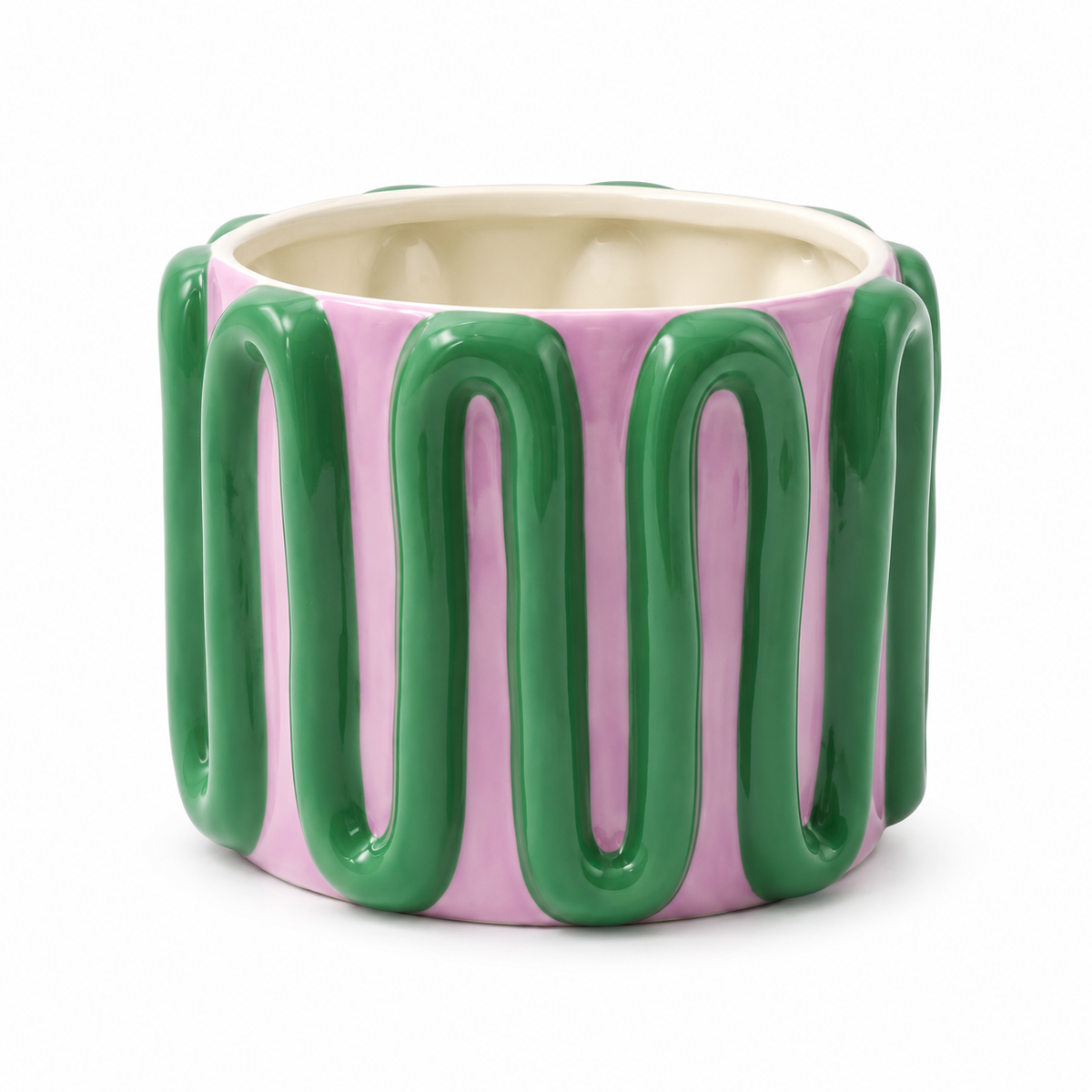 Cachepot Estefanía Qué Rico in ceramica lilla con decorazioni ondulate verdi in rilievo, dimensioni 20 × 20 × 14,5 cm, su fondo bianco.