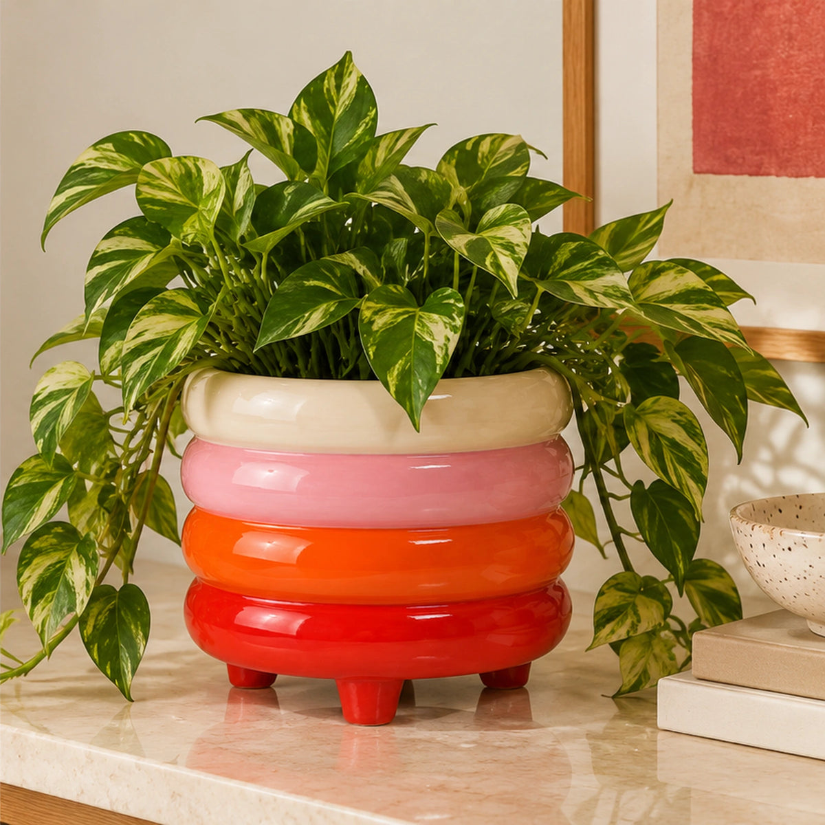 Cachepot Pablo Amor del Color Qué Rico con pianta pothos variegata, ambientato su una consolle in pietra chiara in un interno contemporaneo.