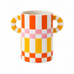 Cestello per vino Ricardo di Qué Rico in ceramica lucida bianca, arancione, rosa e gialla, con decorazioni geometriche e due manici circolari, su fondo bianco.