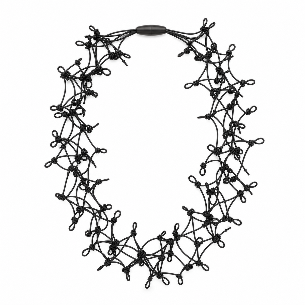 Collana Knots Lunga nera in caucciù, con trama di fili intrecciati e piccoli nodi realizzati a mano, su fondo bianco.