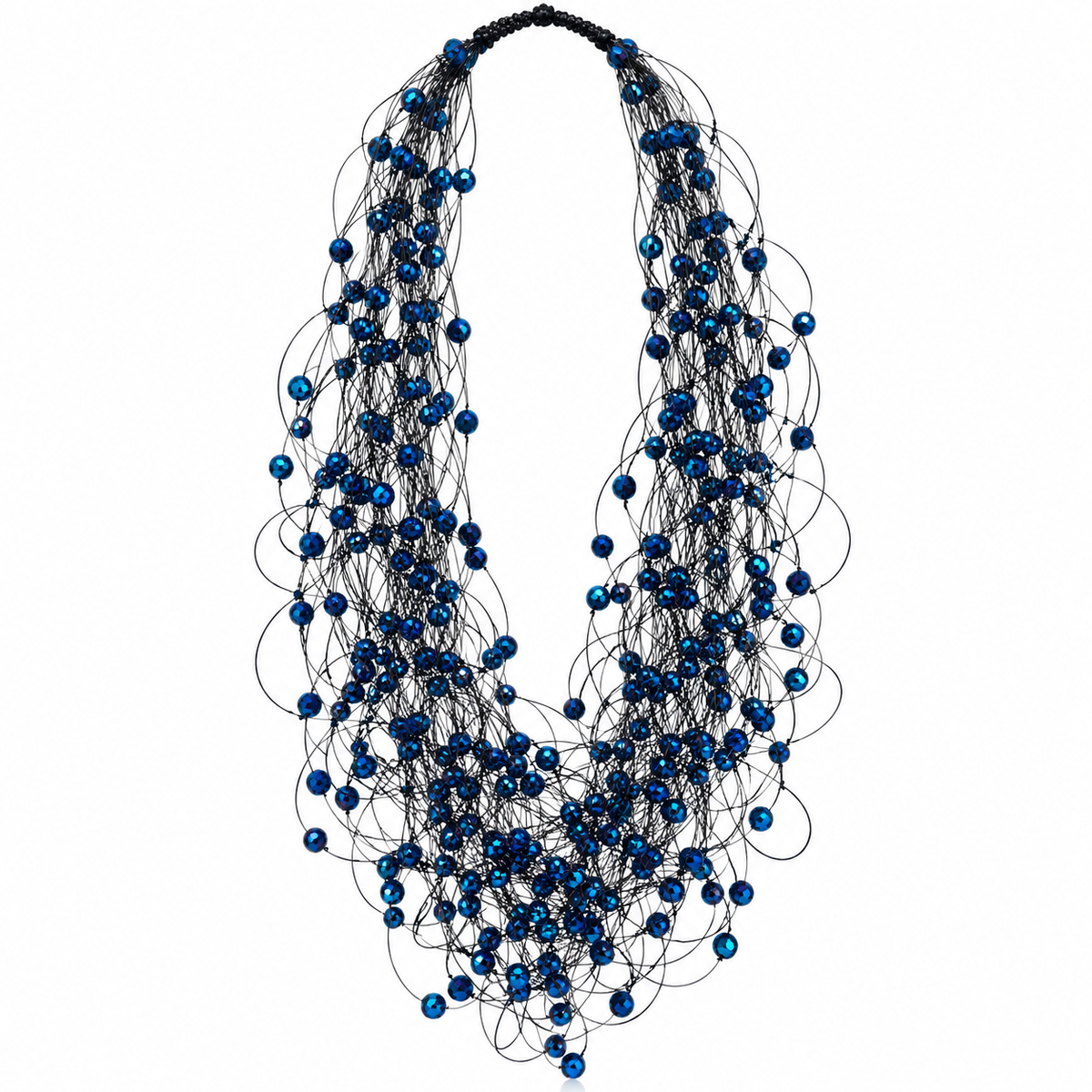 Collana Nube Cristalli blu con cristalli di vetro sfaccettati e sottili fili di nylon nero, fotografata su sfondo bianco.