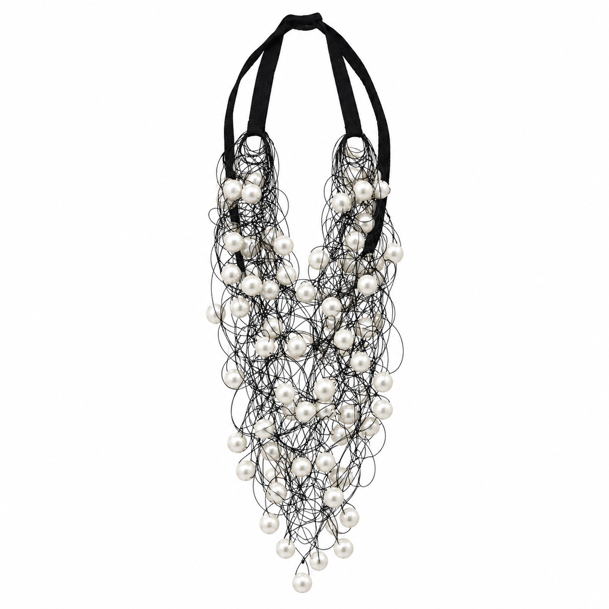 Collana Nube Maxi Perle con grandi elementi bianchi perlati su sottili fili di nylon nero intrecciati, fotografata su sfondo bianco.