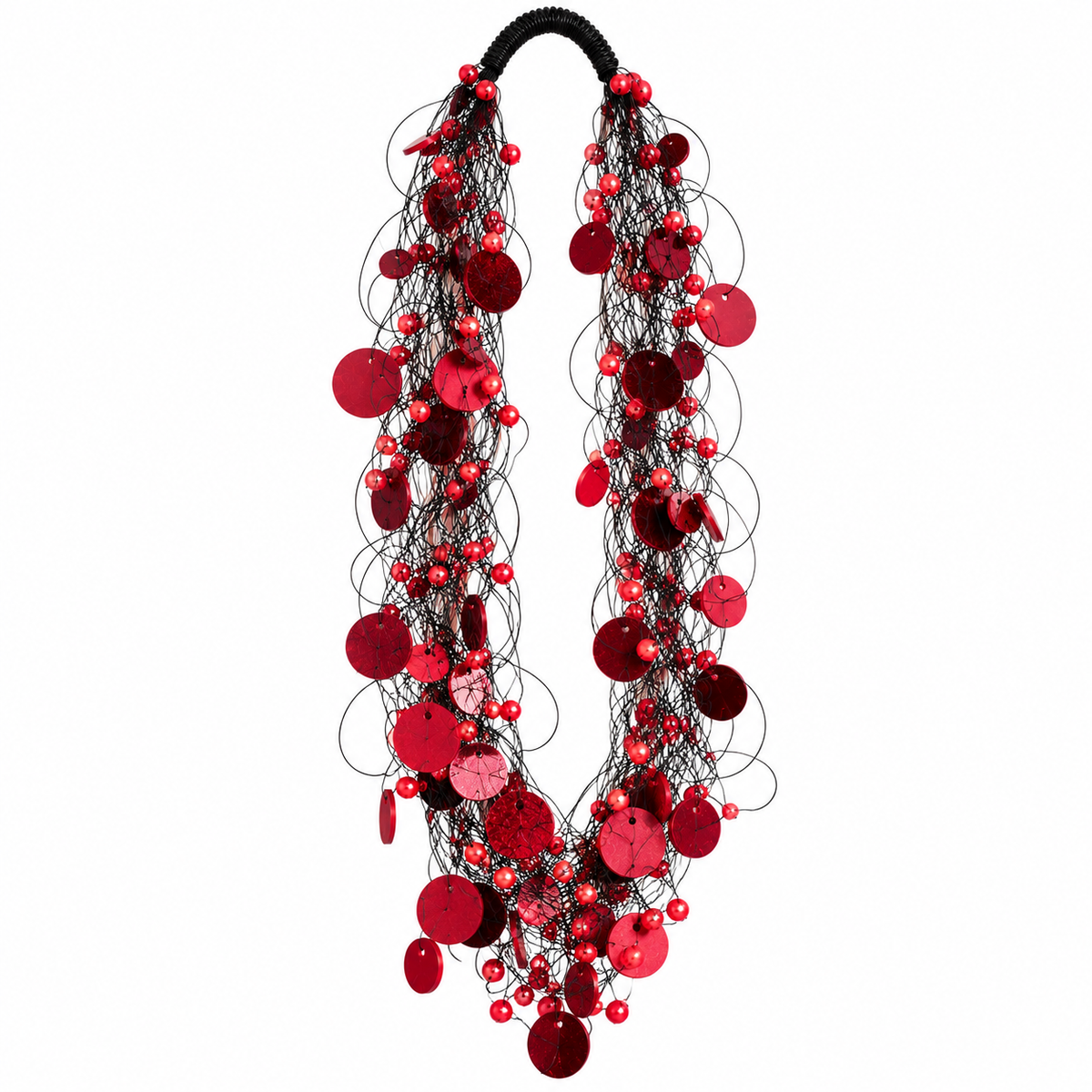 Collana Nube Perle Cristalli e Cerchi rossa con cerchi in pelle, sfere luminose e fili neri intrecciati, su sfondo bianco.