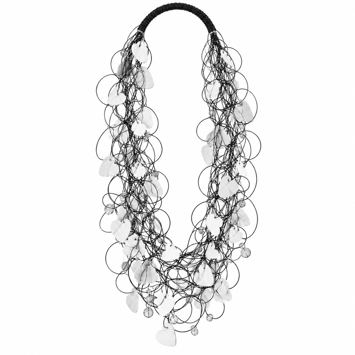 Collana Nube Perle Cristalli e Cuori con fili neri intrecciati, elementi chiari in pelle e piccole sfere effetto cristallo su sfondo bianco.