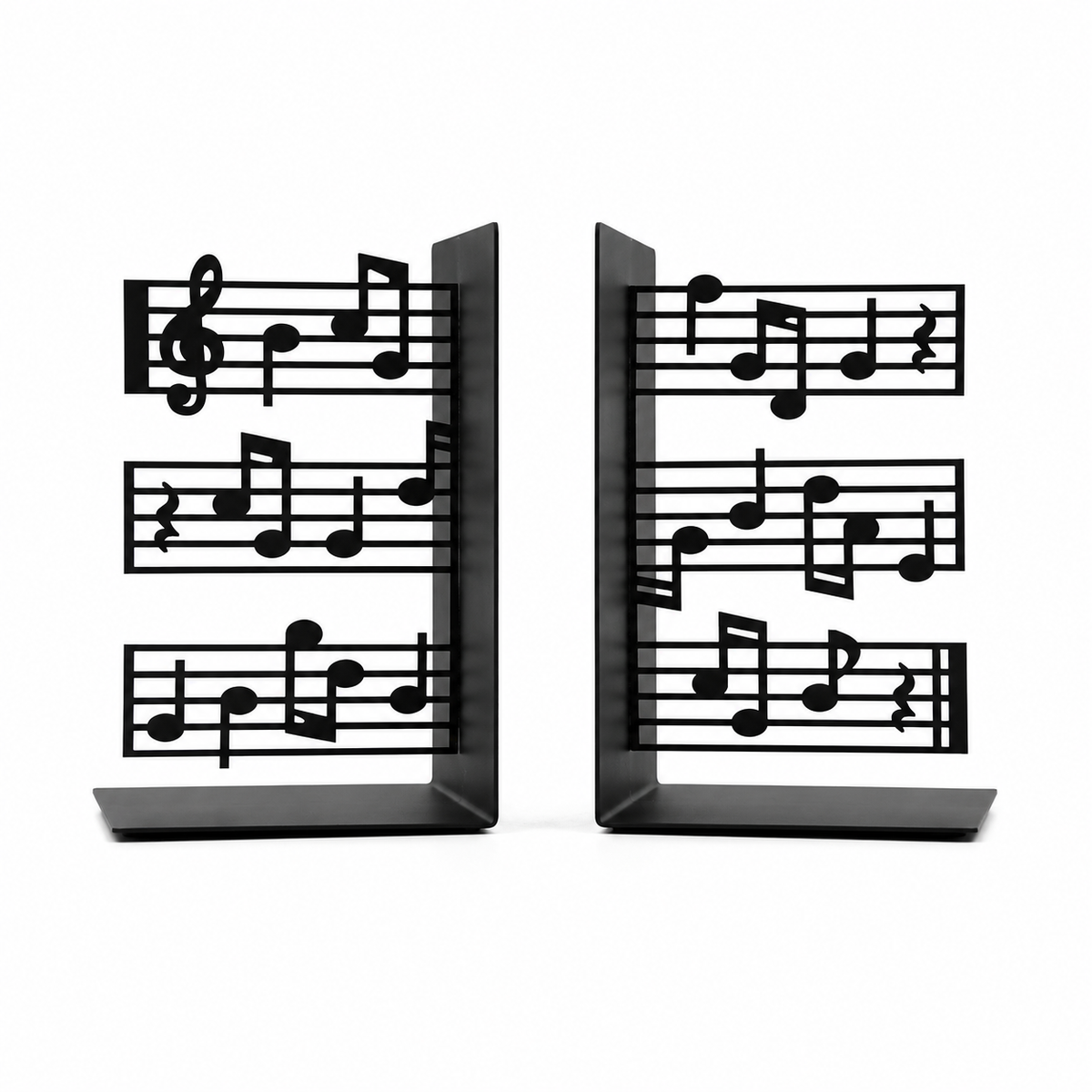 Coppia di fermalibri Pentagramma Balvi in metallo nero opaco, con pentagrammi e note musicali traforate, su fondo bianco.