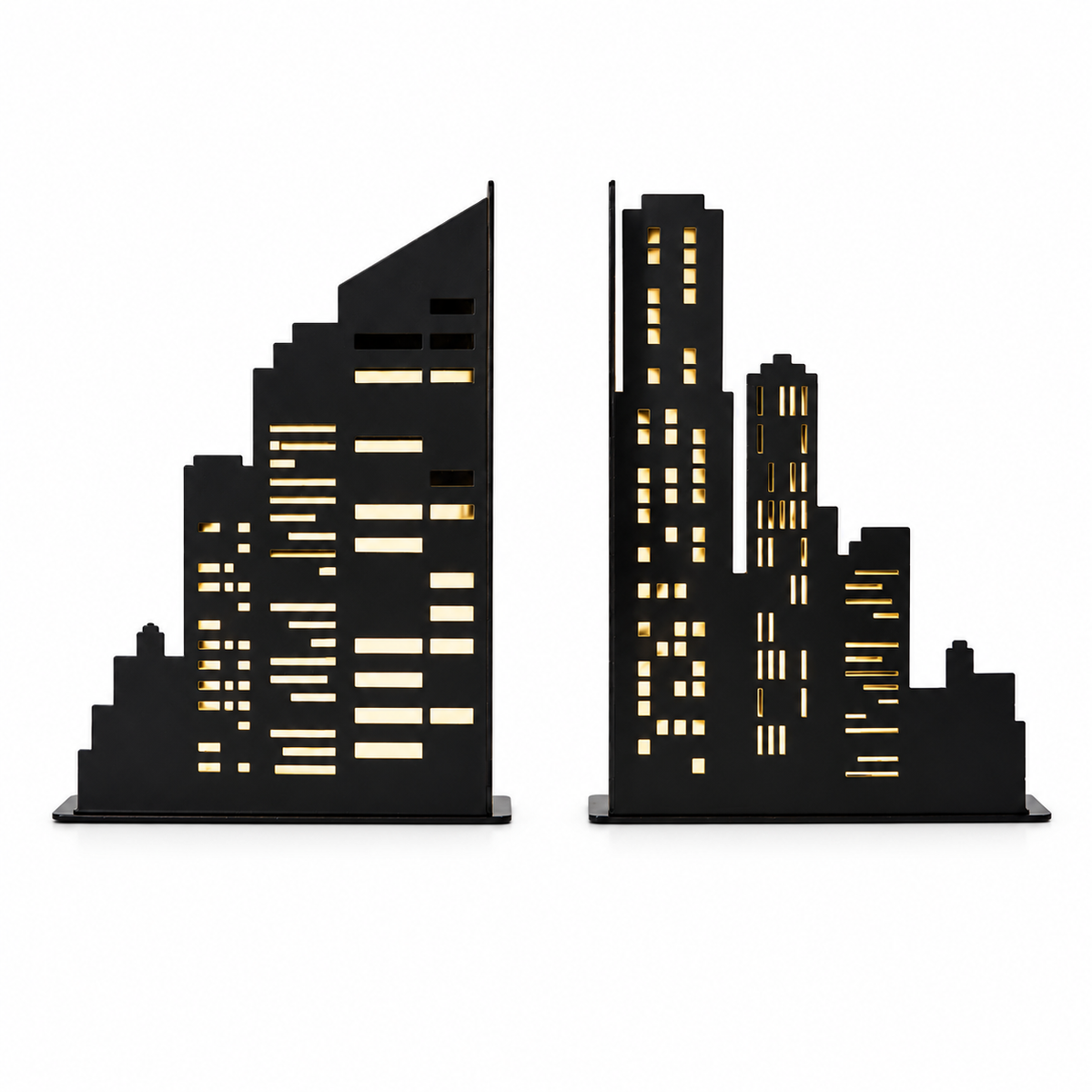 Coppia di fermalibri Skyline Balvi in metallo nero, con sagome di grattacieli e finestre illuminate da luci a batteria, su fondo bianco.