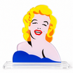 Hollywood's Dream di Marco Lodola, scultura pop art raffigurante Marilyn Monroe, con capelli gialli, abito blu e base trasparente, su fondo bianco.