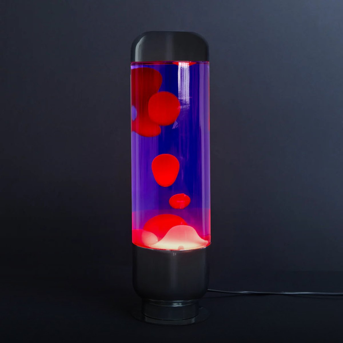 Lampada lava Capsule di Balvi accesa al buio