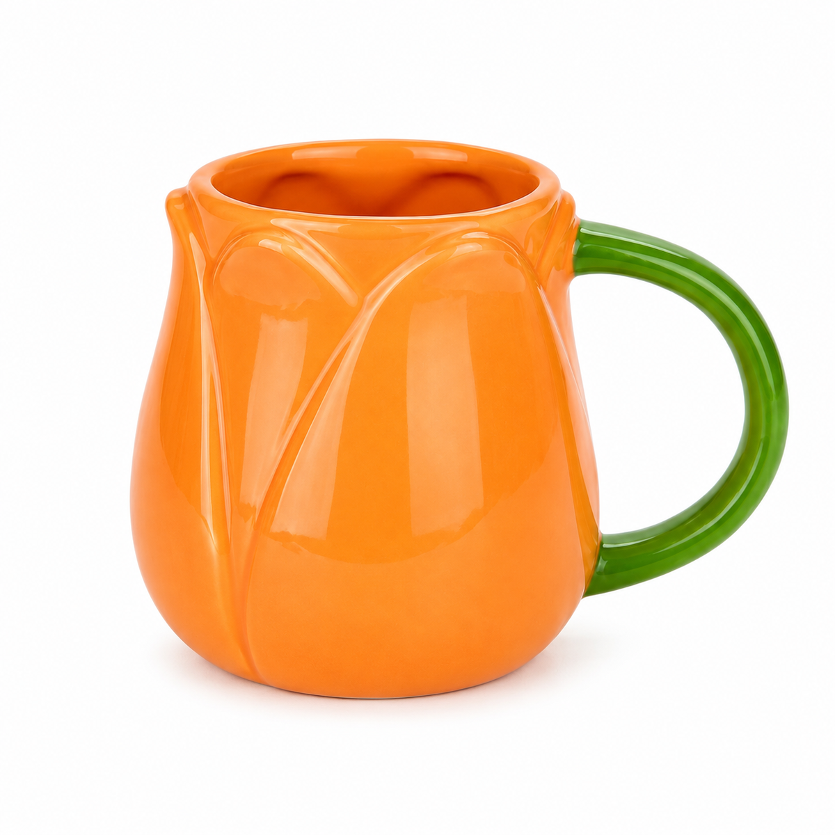 Mug Tulip Balvi arancione in ceramica lucida a forma di bocciolo di tulipano, con petali in rilievo e manico verde, su fondo bianco.