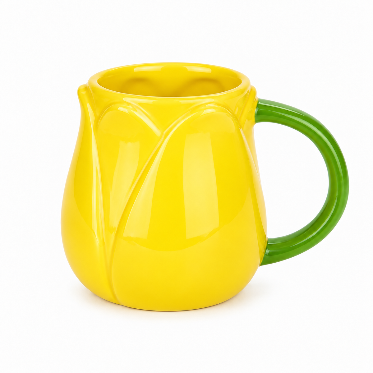 Mug Tulip Balvi gialla in ceramica lucida, con forma di bocciolo di tulipano, decorazione a petali e manico verde, su fondo bianco.