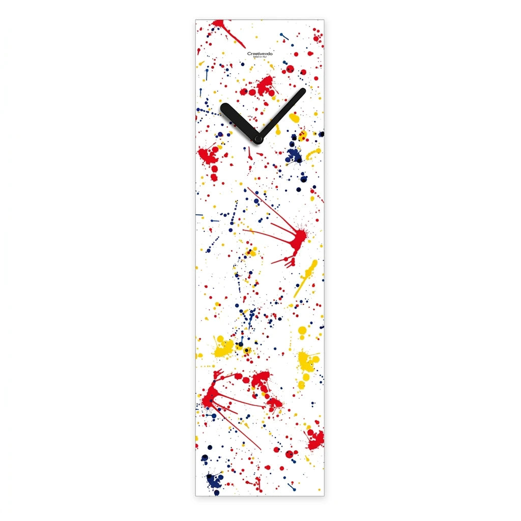 Orologio da parete Tribute to Pollock di Creativando, pannello verticale bianco con schizzi di colore rosso, giallo e blu e lancette nere.