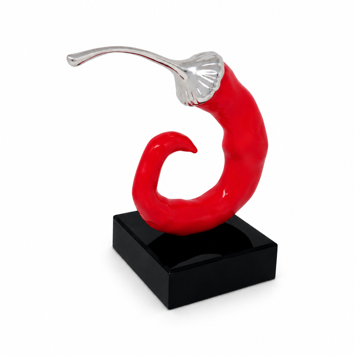 Peperoncino decorativo Sequenze rosso, modello a spirale con picciolo argentato e base quadrata nera, su fondo bianco.