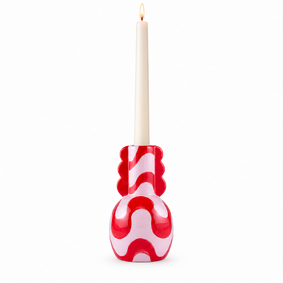 Portacandele Adelina Rio Retro di Qué Rico in ceramica rosa con decorazioni ondulate rosse e candela bianca.