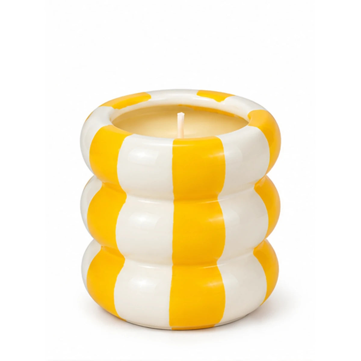 Candela Qué Rico in contenitore di ceramica con tre fasce arrotondate gialle e bianche e cera chiara, su sfondo bianco.