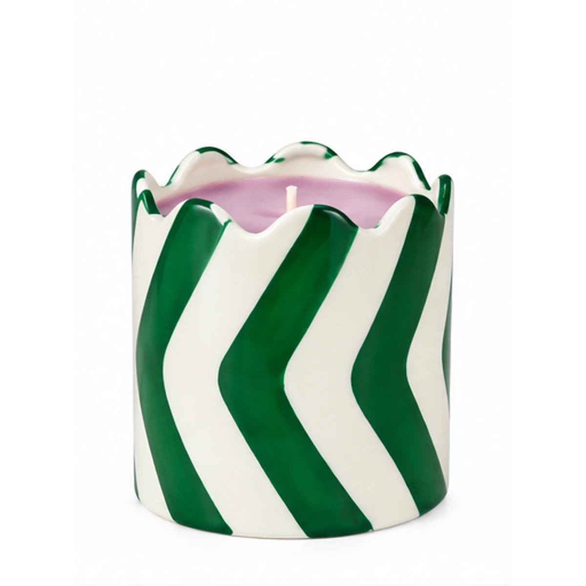 Candela Qué Rico in vaso di ceramica bianca con decorazioni ondulate verdi, bordo smerlato e cera lilla, su sfondo bianco.
