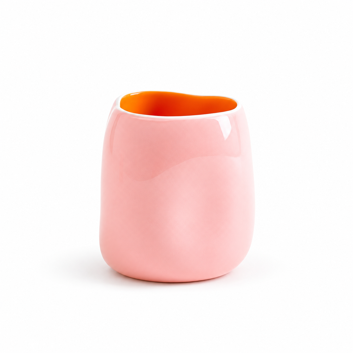 Vaso João S Motel a Miio rosa con interno arancione, forma arrotondata e bordo ondulato, alto 11 cm, su fondo bianco.