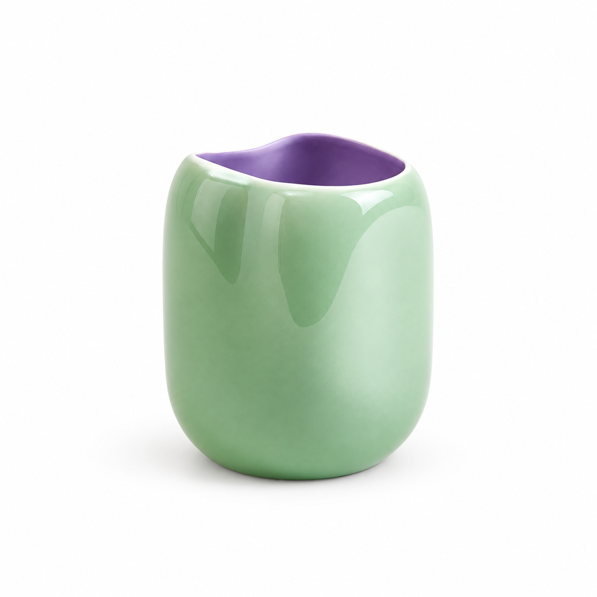 Vaso João S Motel a Miio verde menta con interno viola, superficie lucida e bordo irregolare modellato a mano, su fondo bianco.