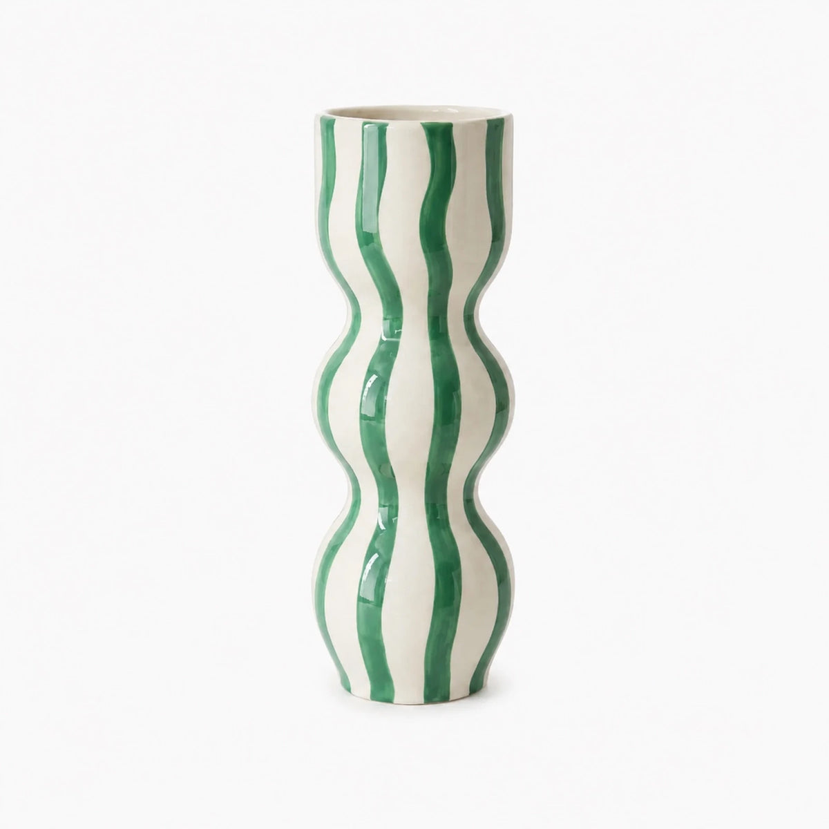 Vaso Raquel di Qué Rico in ceramica bianca con strisce verdi ondulate, silhouette sinuosa e altezza 34,5 cm, su sfondo bianco.