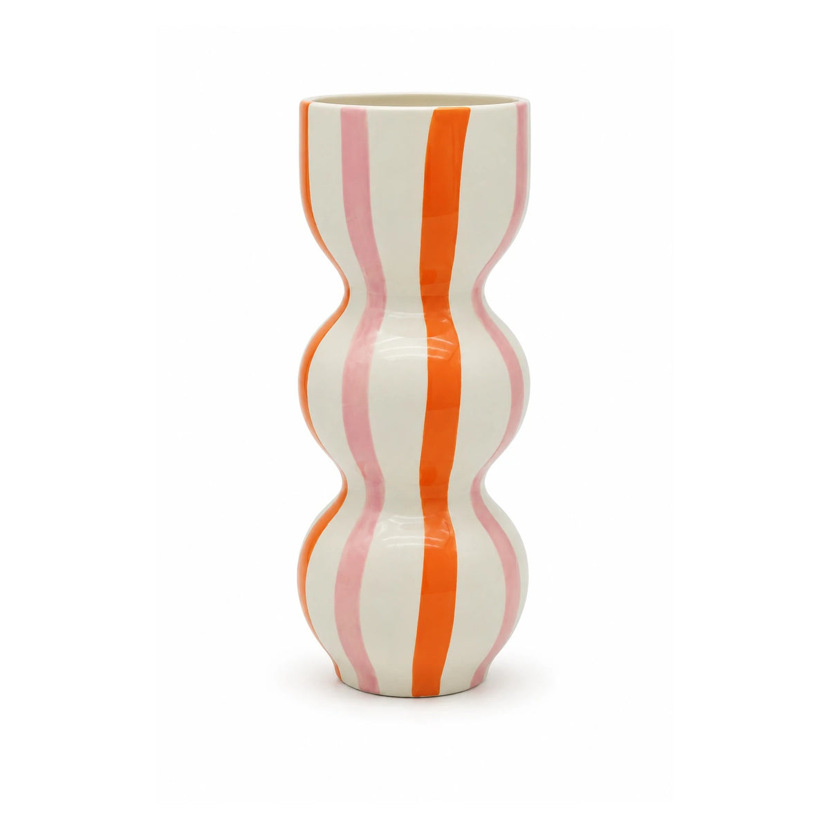 Vaso Raquelita Rayas Bailarinas di Qué Rico in ceramica lucida bianca, con forma sinuosa e strisce verticali rosa e arancioni, alto 25 cm.