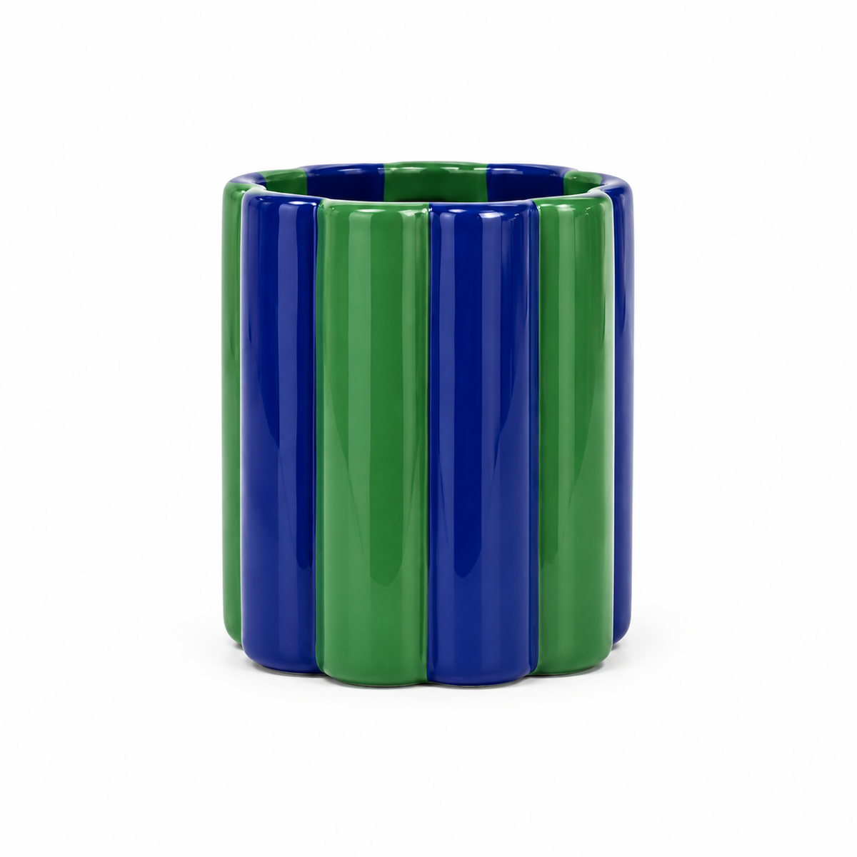 Vaso Small Qué Rico in ceramica lucida con scanalature verticali alternate verde e blu, su sfondo bianco.