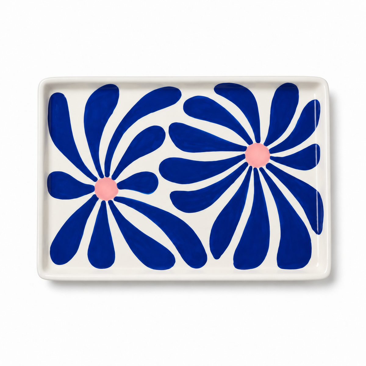 Vassoio Alejandro Qué Rico rettangolare in ceramica bianca con due grandi fiori blu cobalto e centri rosa, su fondo bianco.