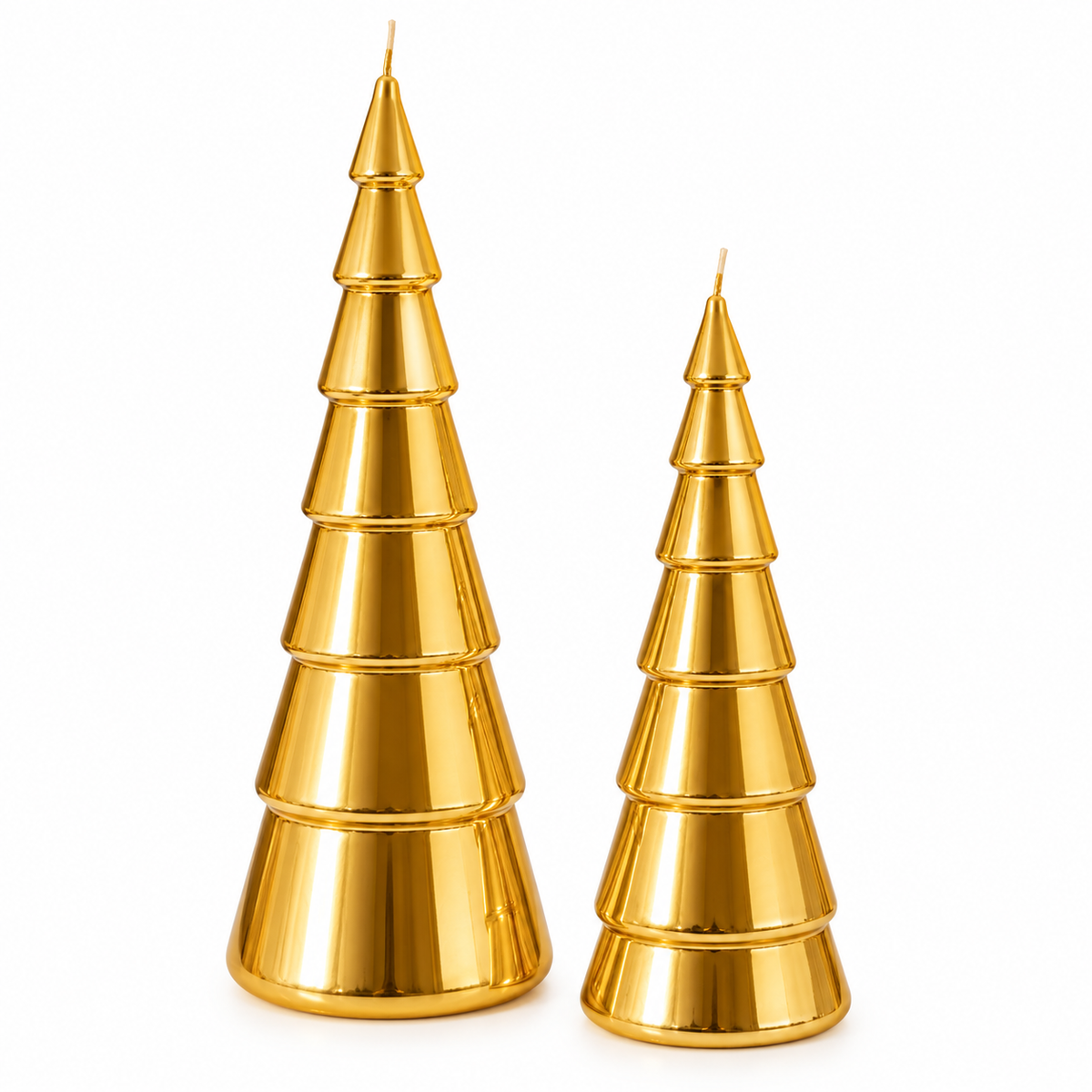 Due candele Ceralacca a forma di albero di Natale oro metallizzato con finitura lucida, alte 22 e 27 cm, su sfondo bianco.