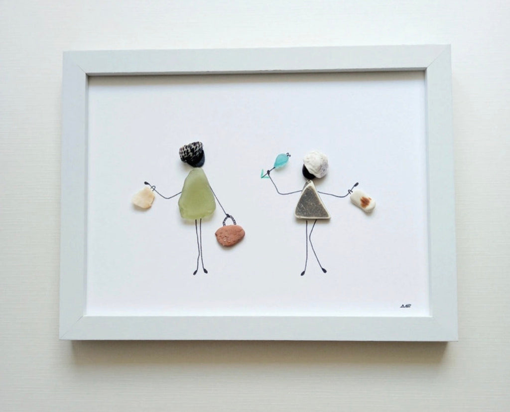 Quadro in vetro di mare due amiche con fiore, opera di Benedicte Jason