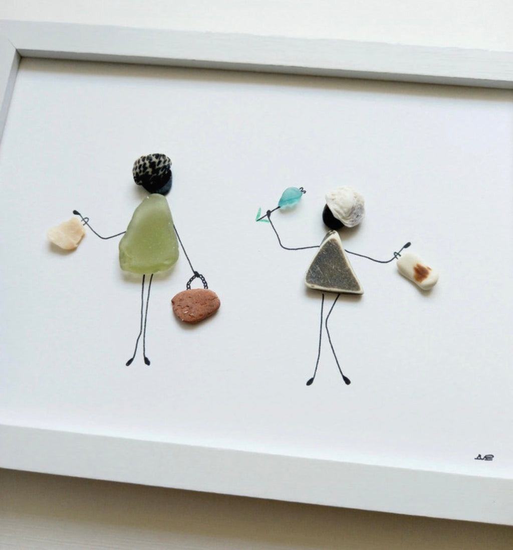 Quadro in vetro di mare due amiche con fiore, vista laterale