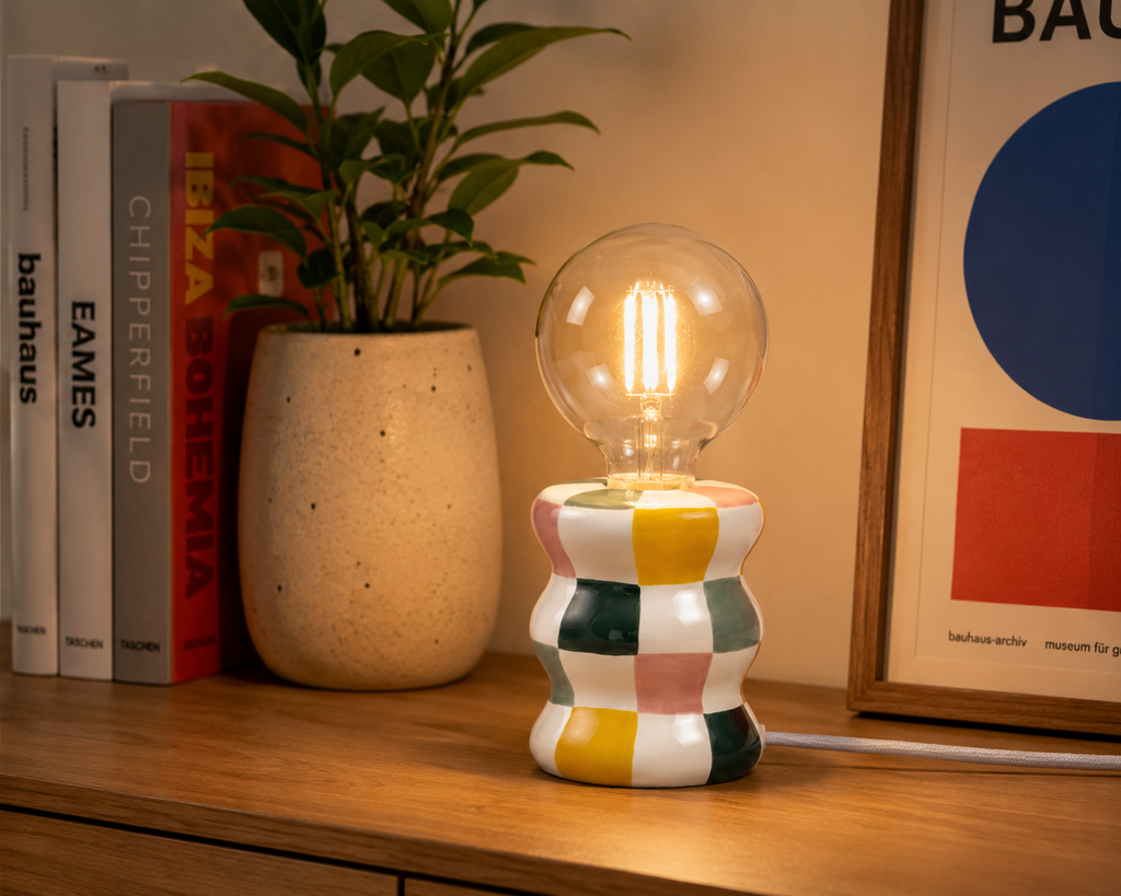 Lampada da tavolo in ceramica colorata Qué Rico, vista laterale