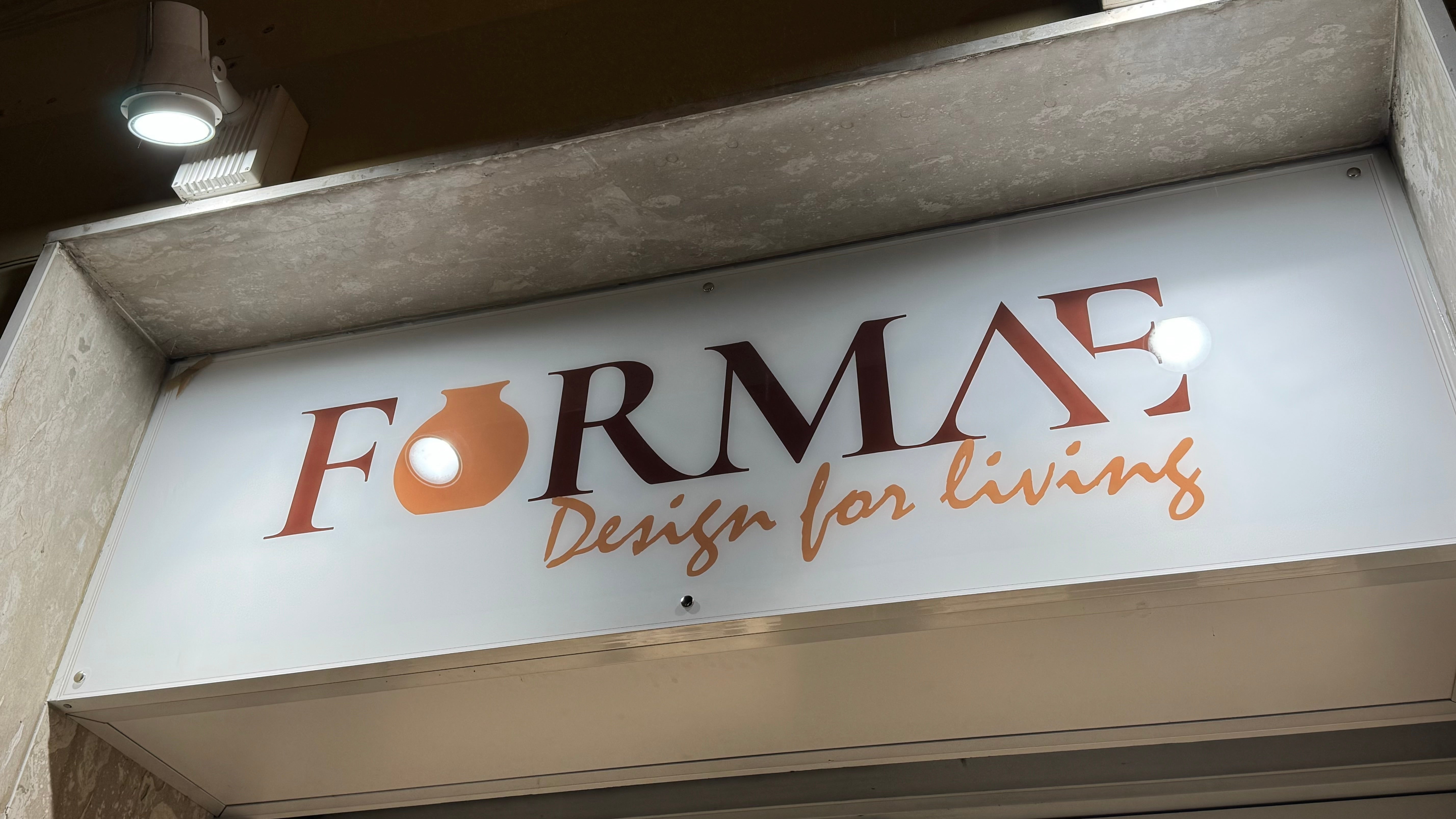 Insegna FORMAE Design for Living sulla vetrina del negozio