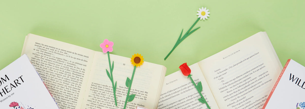 Libri aperti con segnalibri a forma di fiore