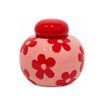 Barattolo Simona Fiori di Qué Rico in ceramica rosa lucida, con decorazioni floreali rosse e coperchio bombato rosso, su sfondo bianco.