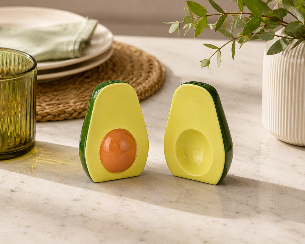 Set saliera e pepiera avocado in porcellana Balvi, vista laterale