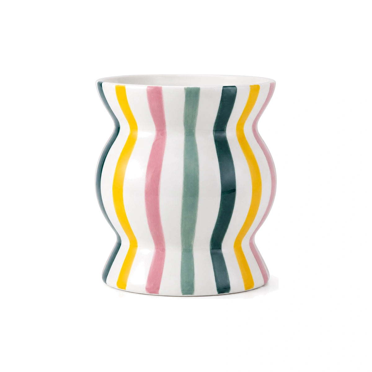 Cachepot Ignacio Qué Rico in ceramica bianca con righe ondulate gialle, rosa e verdi, alto 14,5 cm, su sfondo bianco.