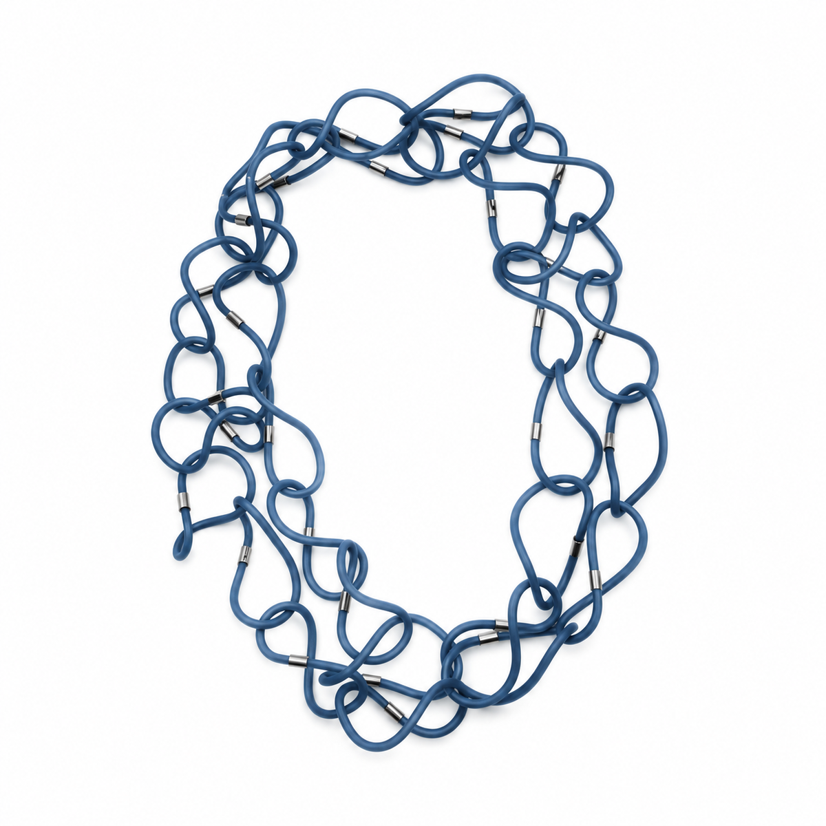 Collana Memory Color blu modellabile con anelli intrecciati e dettagli metallici, indossata su un top bianco.