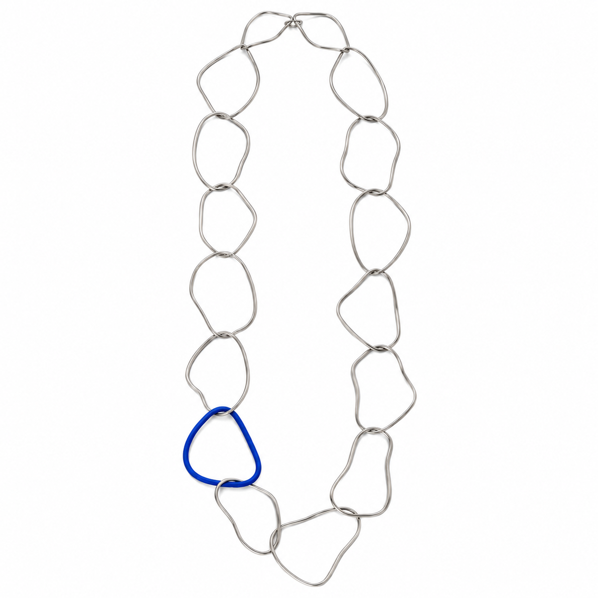Collana Memory+ in acciaio malleabile argentato con grandi anelli irregolari intrecciati e un anello blu cobalto, su fondo bianco.