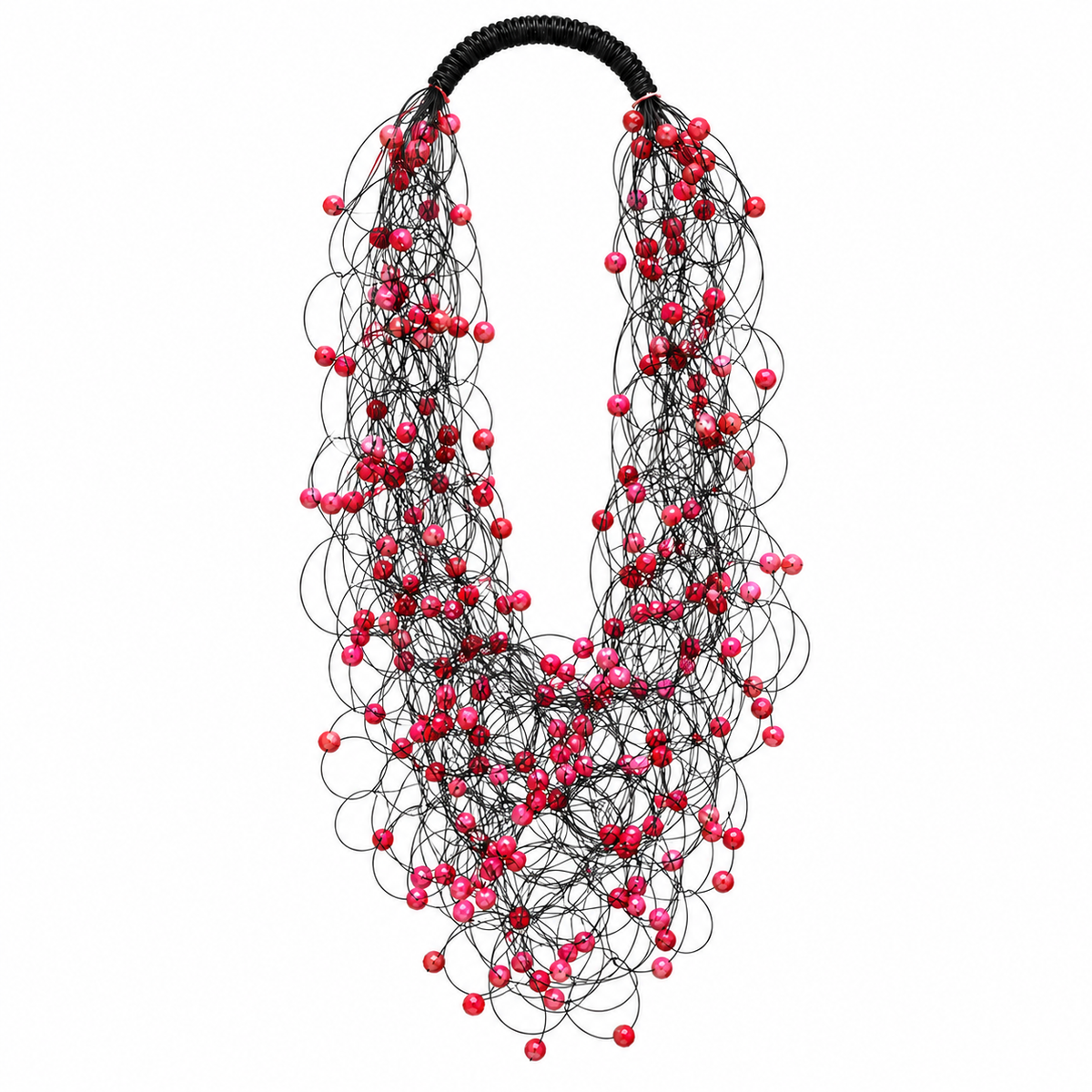 Collana Nube Cristalli rossa con cristalli di vetro sfaccettati e sottili fili di nylon nero, fotografata su sfondo bianco.