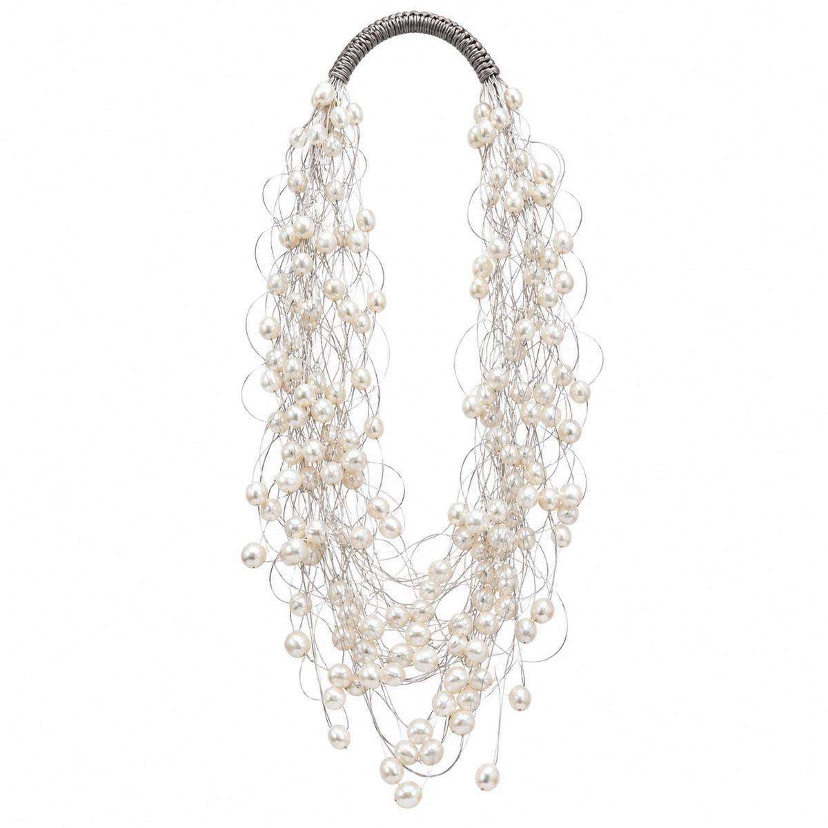 Collana Nube Perle Ovali con perle ovali bianche su intreccio di sottili fili di nylon, fotografata su sfondo bianco.