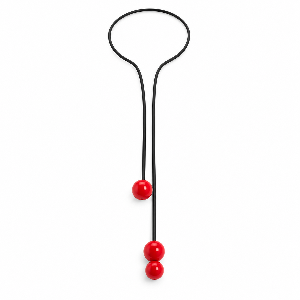 Collana Play Lunga in caucciù nero con tre sfere rosse lucide in ABS, fotografata su fondo bianco.