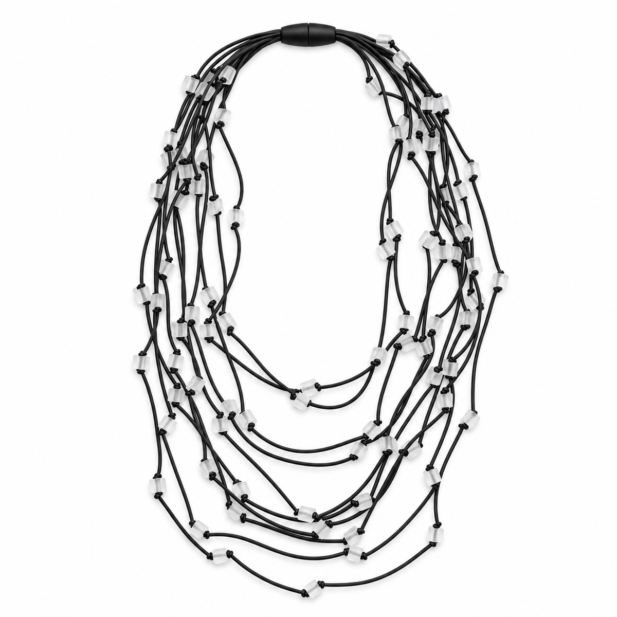 Collana Scuba Lunga multifilo in caucciù nero con piccoli cubi bianco opalino distribuiti sui fili, su fondo bianco.