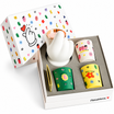 Gift Box Aha! Collection 01 rosa con tre candele profumate, mano decorativa bianca e confezione regalo colorata
