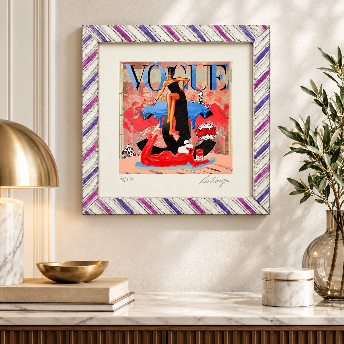 Serigrafia Vogue Pop Art di La Rouge con cornice decorativa bianca, viola e rosa, esposta su una parete chiara sopra una consolle in marmo.