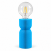 Lampada Cezane azzurra in PLA stampato in 3D, struttura scanalata e lampadina sferica su sfondo bianco.