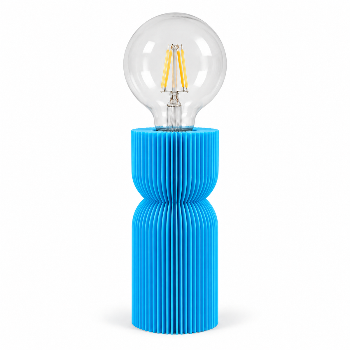 Lampada Cezane azzurra in PLA stampato in 3D, struttura scanalata e lampadina sferica su sfondo bianco.