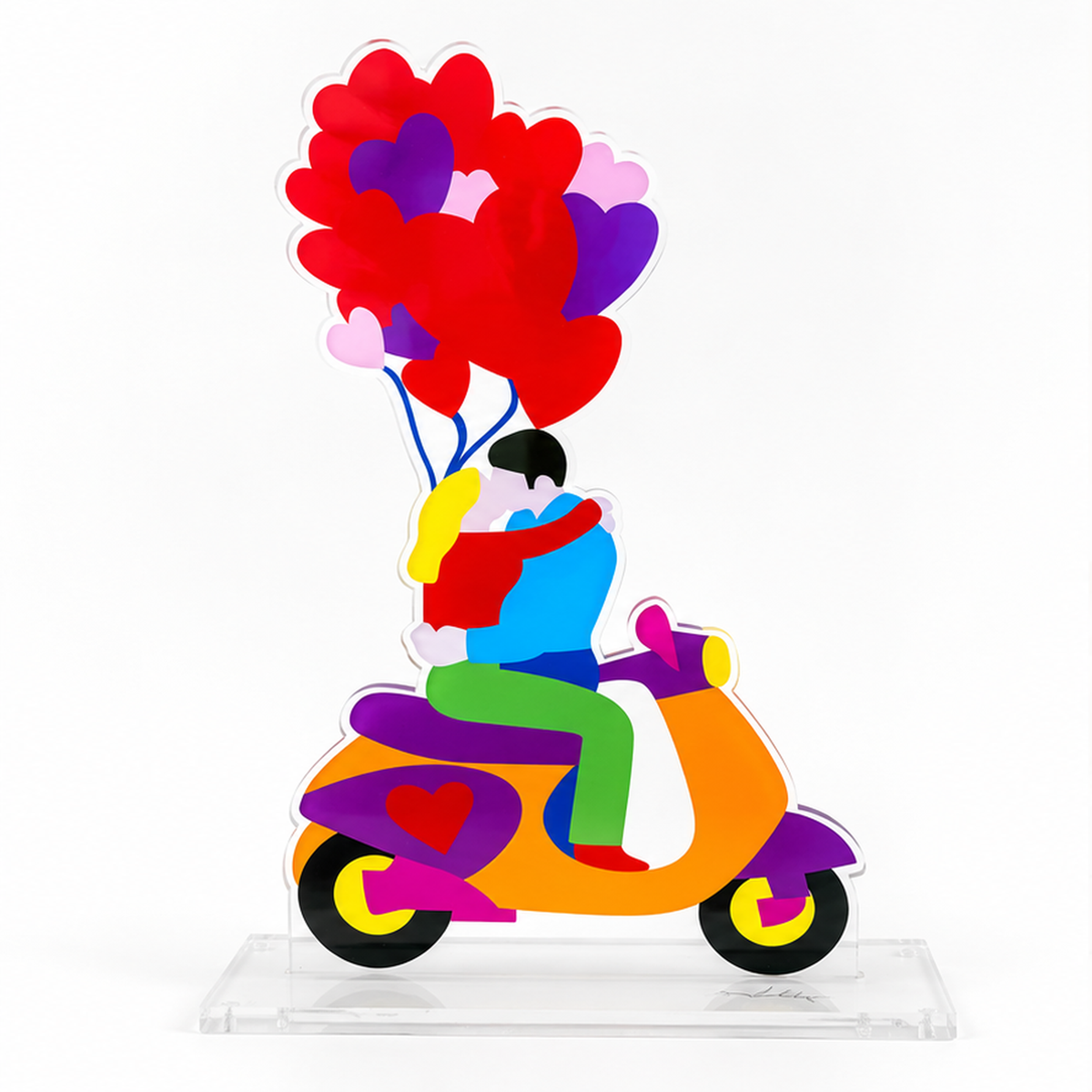 Kiss in Motion di Marco Lodola: scultura pop art con coppia su Vespa e cuori colorati. Opera firmata e certificata, alta 44 cm. Scoprila su FORMAE.