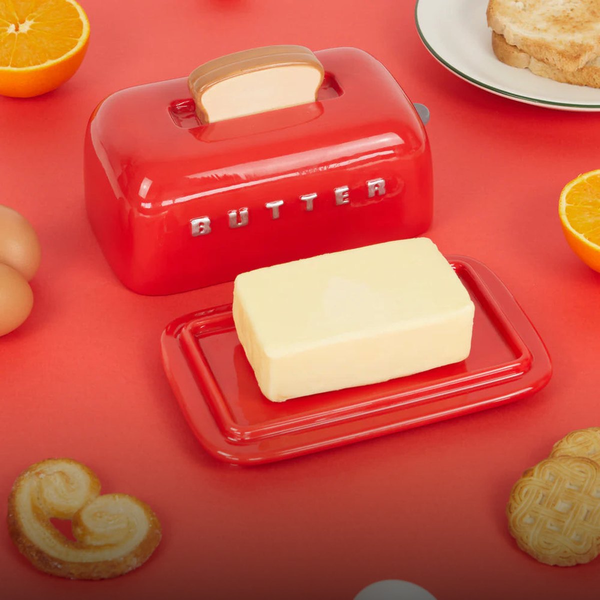 Burriera rossa di design con burro e biscotti