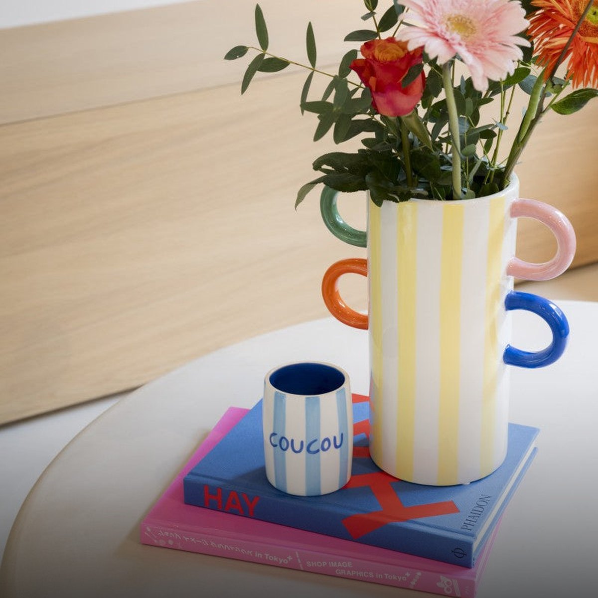 Vaso Qué Rico con fiori freschi su un tavolo
