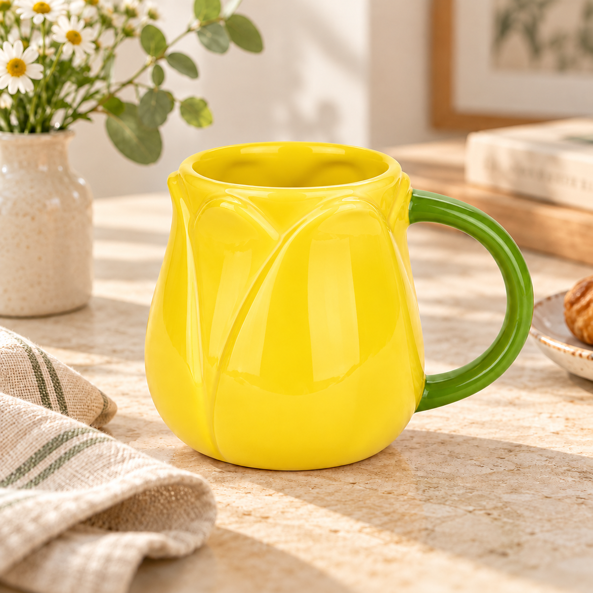 Mug Tulip Balvi gialla con manico verde, ambientata su una tavola chiara con fiori e luce naturale.