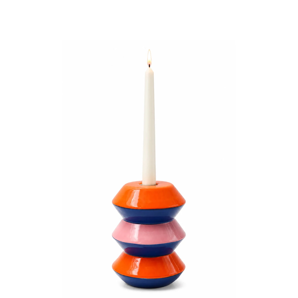 Portacandele Baltasar Amor del Color di Qué Rico in ceramica lucida arancione, rosa e blu, con candela bianca su sfondo bianco.